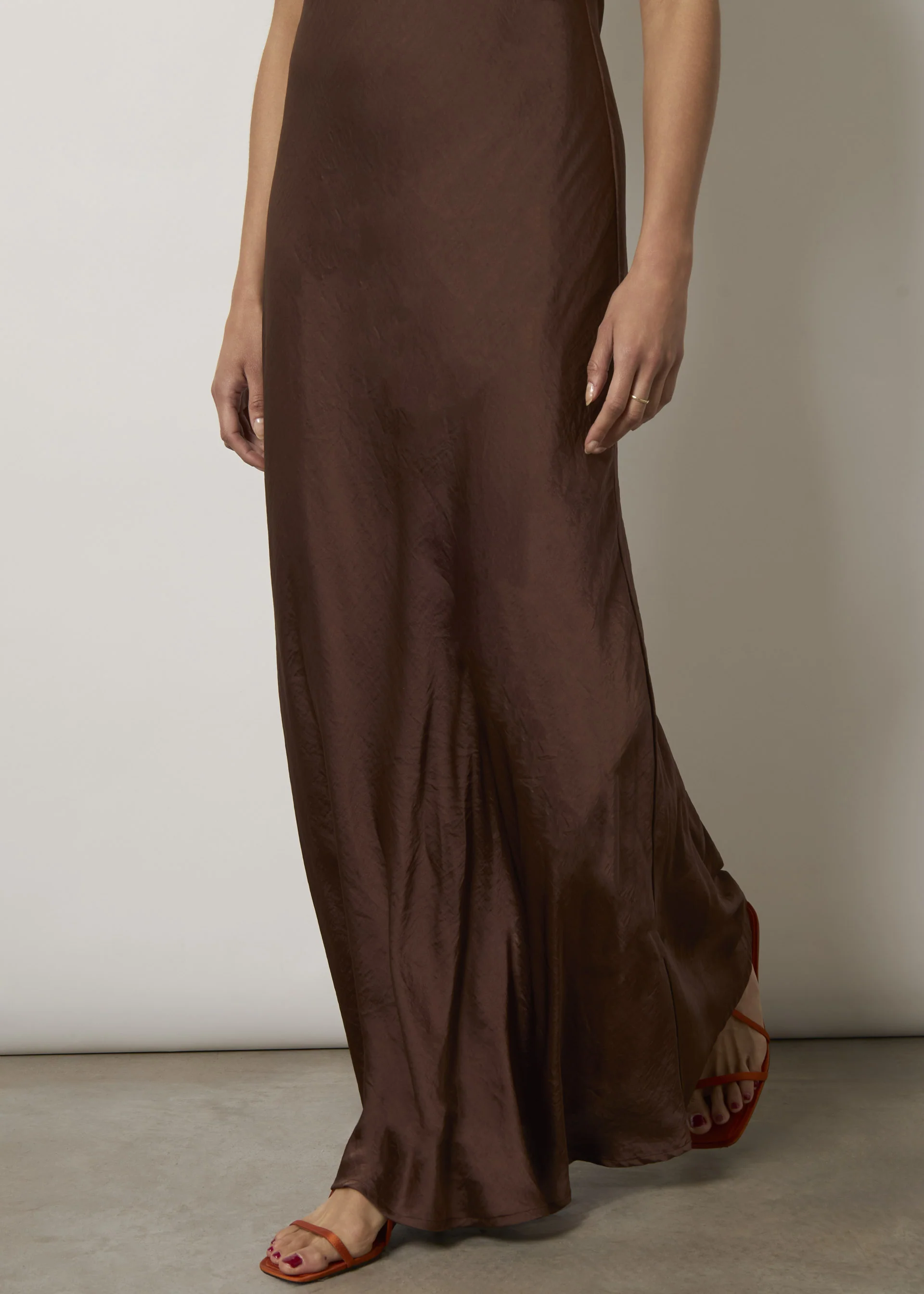 Abito lungo in satin - Image 4