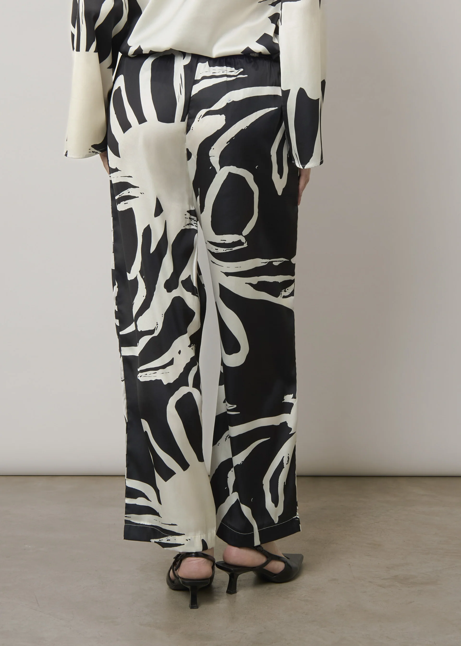 Pantaloni ampi in satin - Image 3