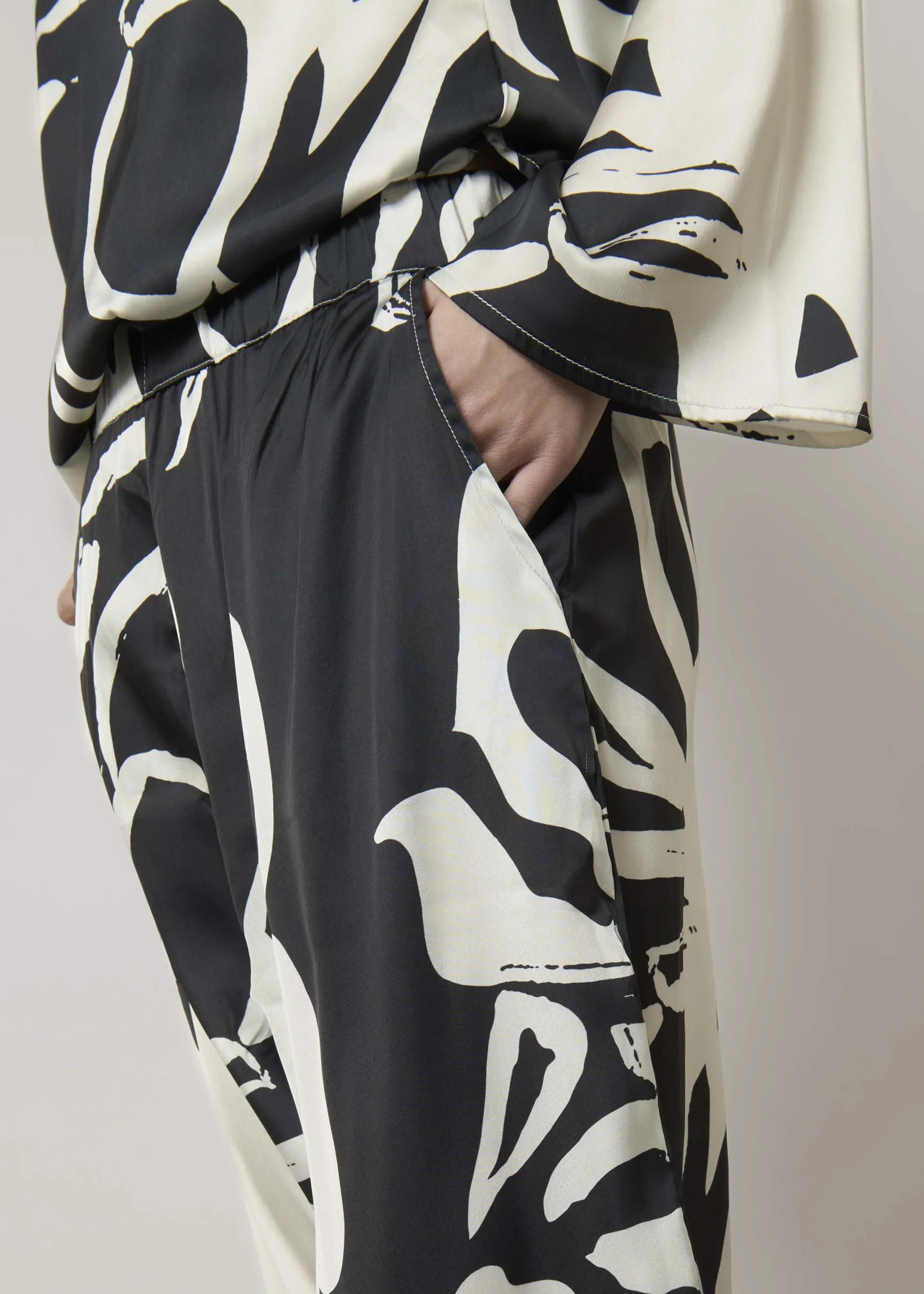 Pantaloni ampi in satin - Image 4