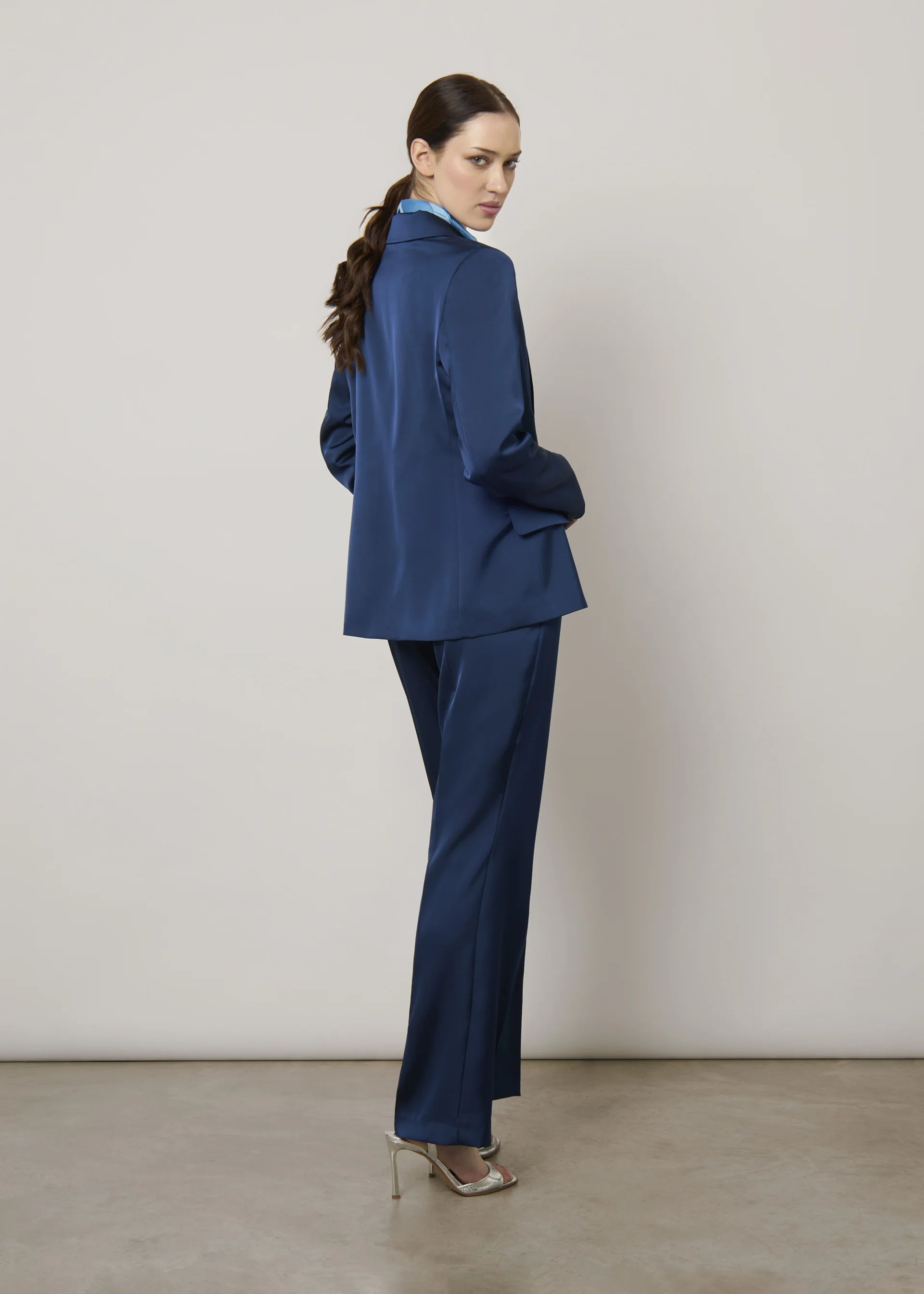 Pantaloni in satin a vita alta - Image 7