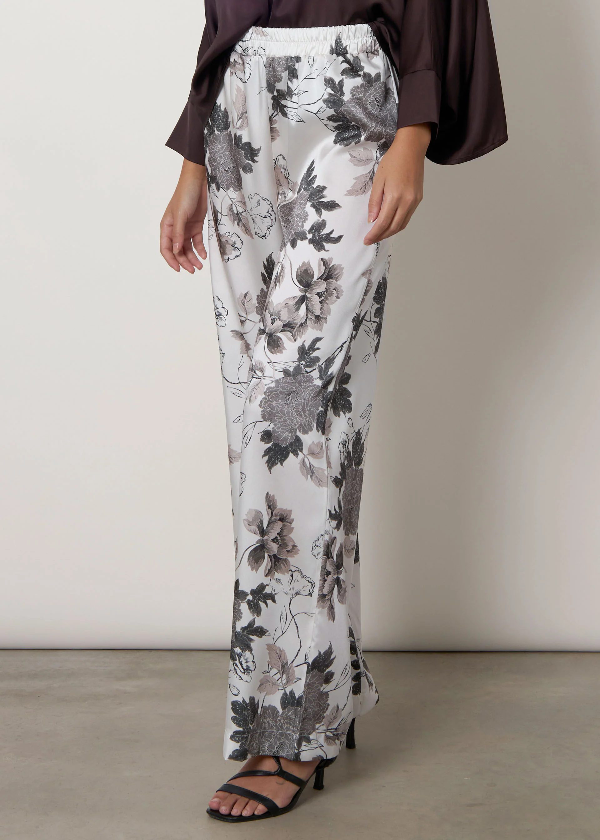 Pantaloni stampati in satin - Image 3