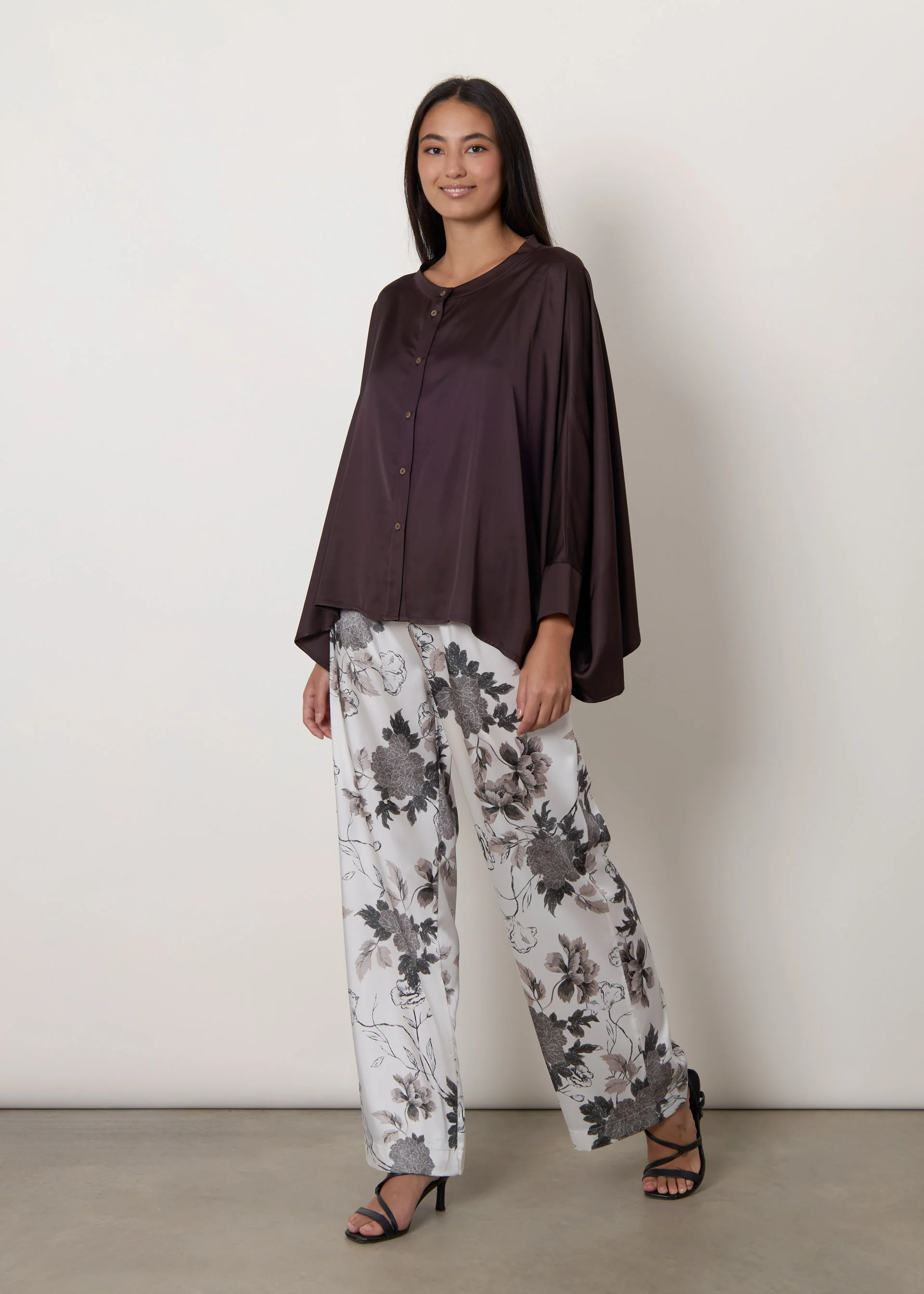 Pantaloni stampati in satin - Image 4