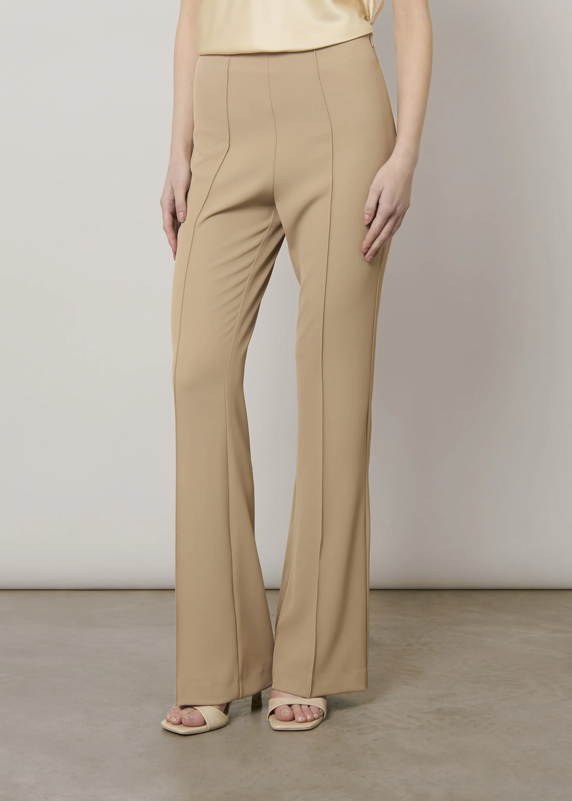Pantaloni svasati in crepe
