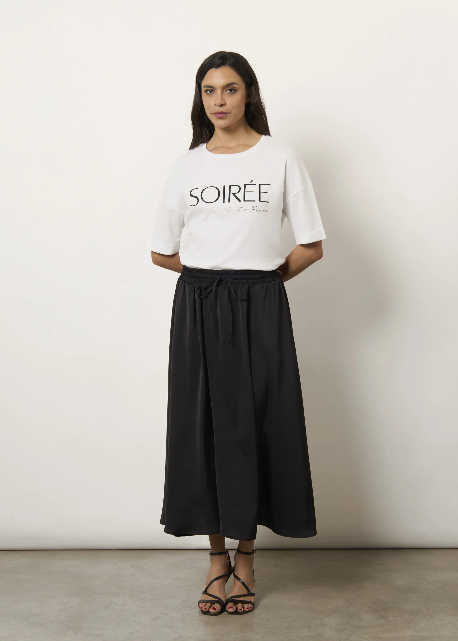 T-shirt over con ricamo e strass