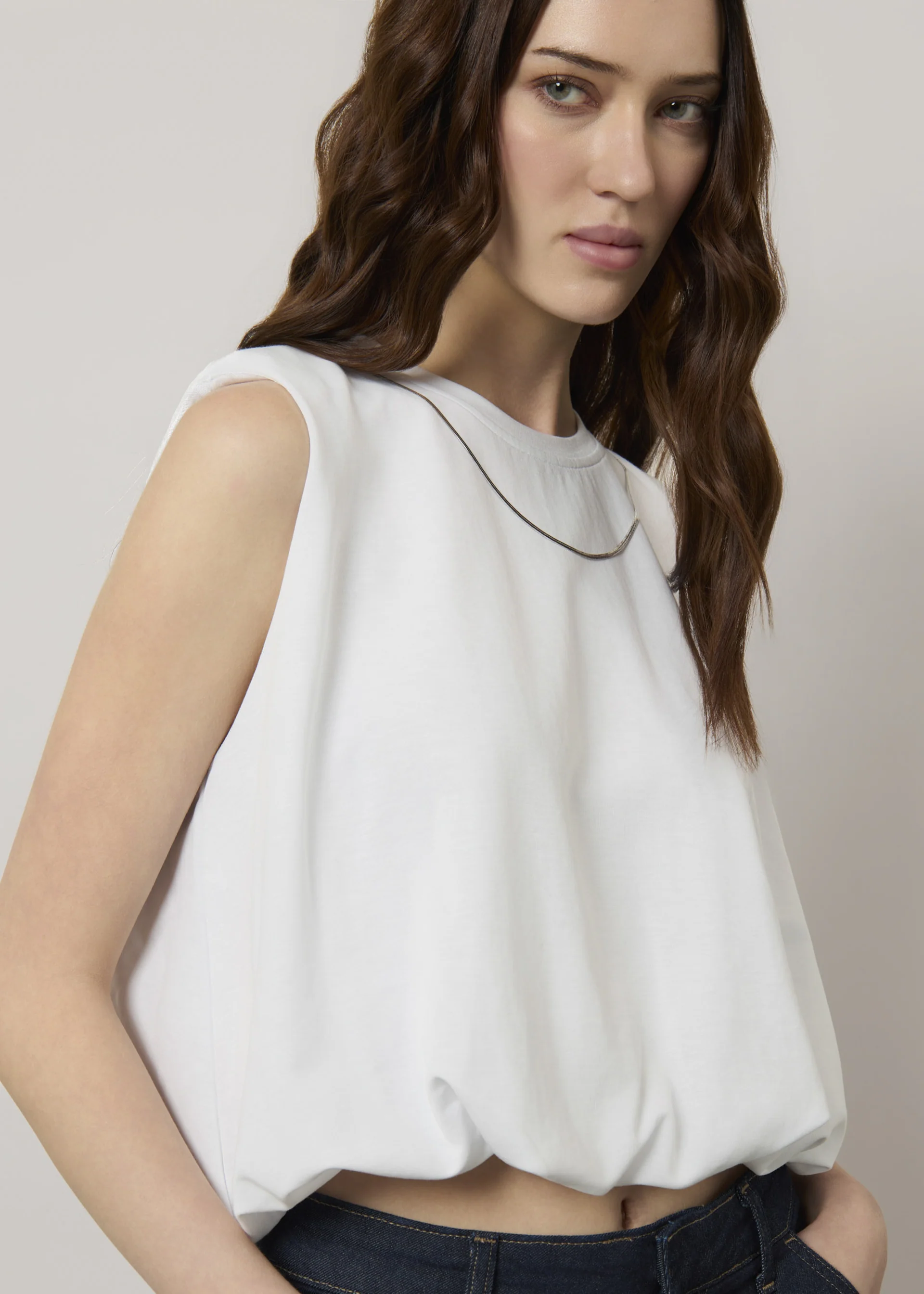 T-shirt senza maniche con collana - Image 4